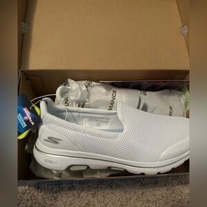 Skechers Performance Go Walk 5 - White - Womens Size 8.5 Brand new in Box!